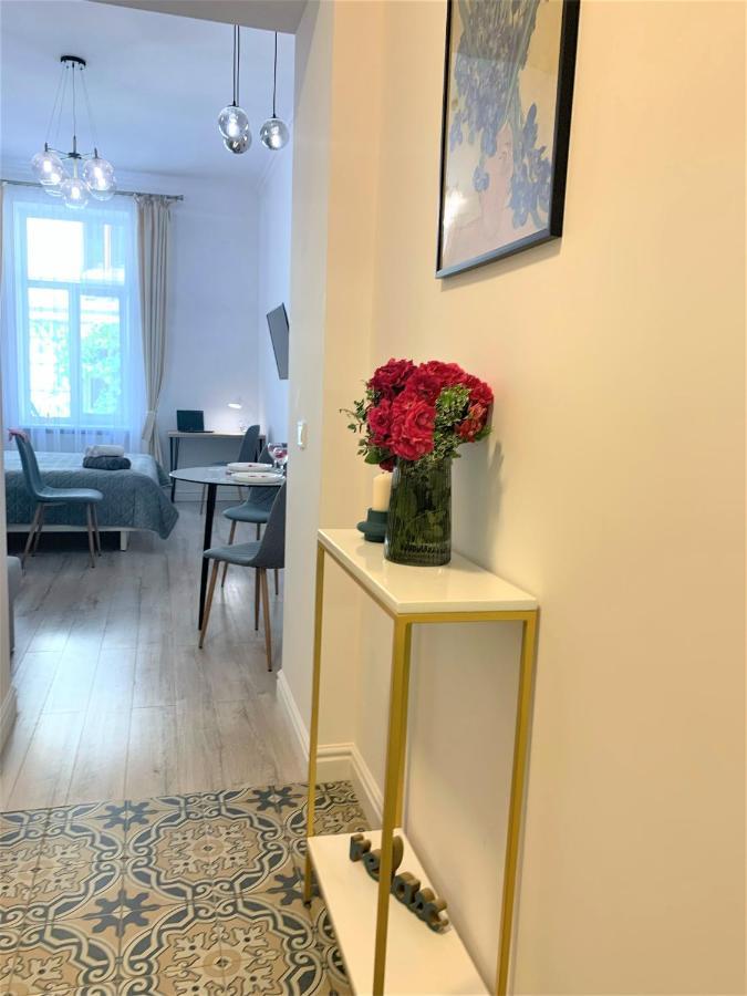 Iris Apartment On Popovich Лвив Екстериор снимка